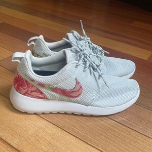 Nike Roshe Sneakers
